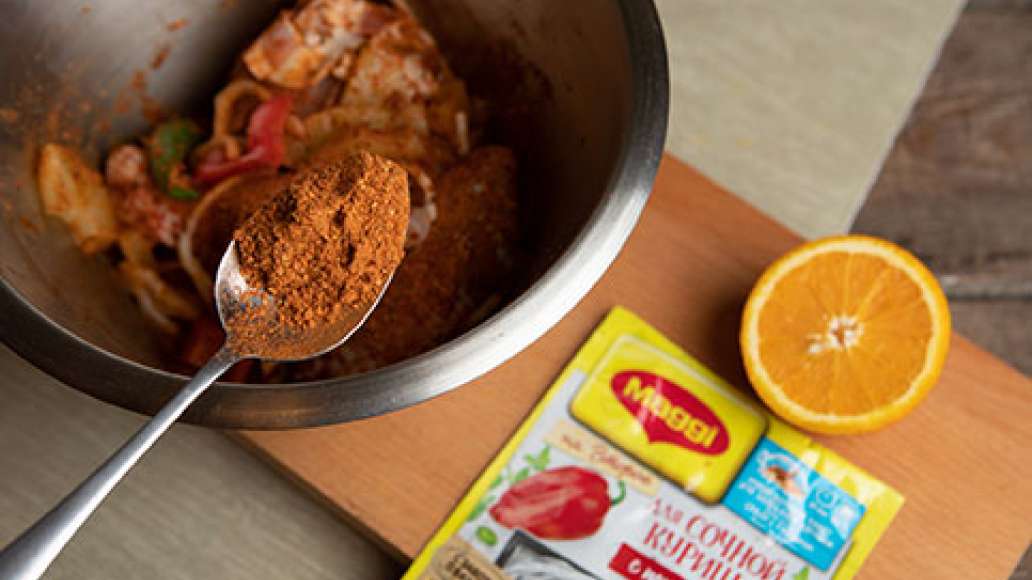 Перемешать овощи, фрукты, бекон  и мясо курицы.  Добавить специи MAGGI® НА ВТОРОЕ для сочной курицы с паприкой  и тщательно перемешать.