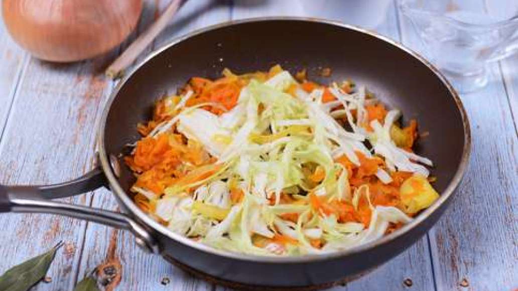 Нарежьте лук полукольцами, морковь натрите на крупной терке, капусту нашинкуйте. Обжарьте овощи на сковороде на растительном масле, пока капуста не станет мягкой. Нарежьте лук полукольцами, морковь натрите на крупной терке, капусту нашинкуйте. Обжарьте овощи на сковороде на растительном масле, пока капуста не станет мягкой.