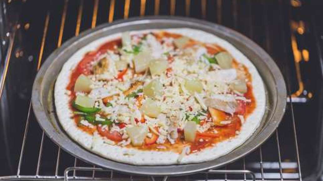 Выложить на соус часть сыра, добавить овощи и курицу и ананас , посыпать остальным сыром. Выпекать при температуре 160 градусов, 15-20 минут. Выложить на соус часть сыра, добавить овощи и курицу и ананас , посыпать остальным сыром. Выпекать при температуре 160 градусов, 15-20 минут.