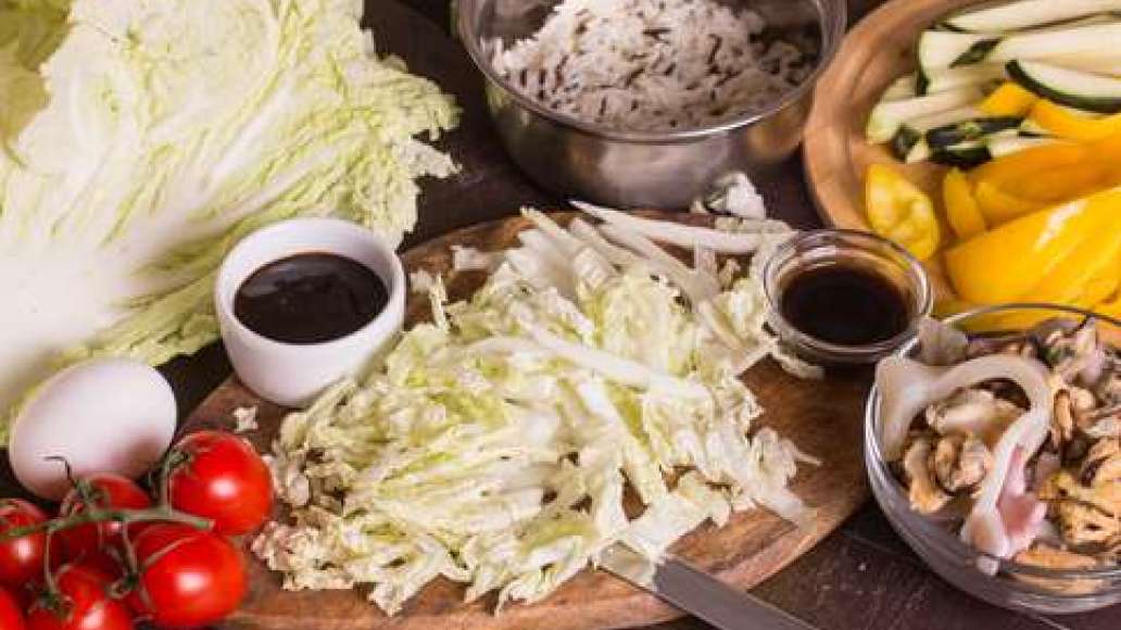 Нарезать китайскую капусту соломкой, отварить рис до готовности. Нарезать китайскую капусту соломкой, отварить рис до готовности.