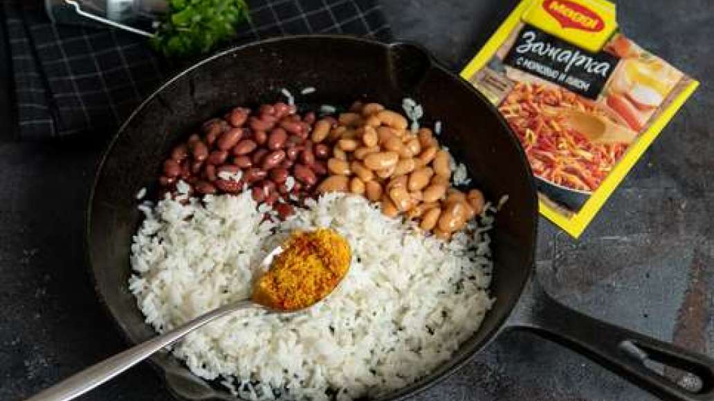 Отварить рис до готовности. Переложить рис в сковородку, посыпать MAGGI® Зажарка, добавить оба вида фасоли, тщательно перемешать и прогревать 5 минут. Отварить рис до готовности. Переложить рис в сковородку, посыпать MAGGI® Зажарка, добавить оба вида фасоли, тщательно перемешать и прогревать 5 минут.