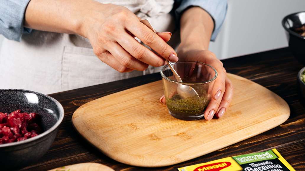В отдельной небольшой емкости смешать горячую воду с MAGGI® Приправой Весенняя зелень, оставить на 3 минуты. Добавить к нарезанным ингредиентам холодный хлебный квас, сметану и приправу. В отдельной небольшой емкости смешать горячую воду с MAGGI® Приправой Весенняя зелень, оставить на 3 минуты. Добавить к нарезанным ингредиентам холодный хлебный квас, сметану и приправу.