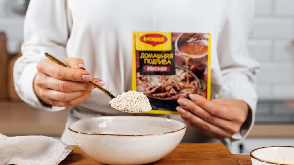 Для соуса в отдельной емкости смешать MAGGI® Подливу домашнюю мясную с водой. Влить смесь в форму к перцам. Поверх перцев распределить тертый сыр и запекать еще 5-7 минут. Для соуса в отдельной емкости смешать MAGGI® Подливу домашнюю мясную с водой. Влить смесь в форму к перцам. Поверх перцев распределить тертый сыр и запекать еще 5-7 минут.