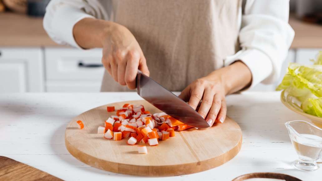 Крабовые палочки нарезать средними кубиками, разрезать черри пополам или на четыре части.
Крабовые палочки нарезать средними кубиками, разрезать черри пополам или на четыре части.