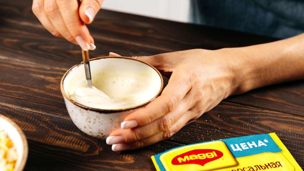 MAGGI® Приправа универсальная смешать с горячей водой, оставить на три минуты. Добавить йогурт и перемешать.
MAGGI® Приправа универсальная смешать с горячей водой, оставить на три минуты. Добавить йогурт и перемешать.
