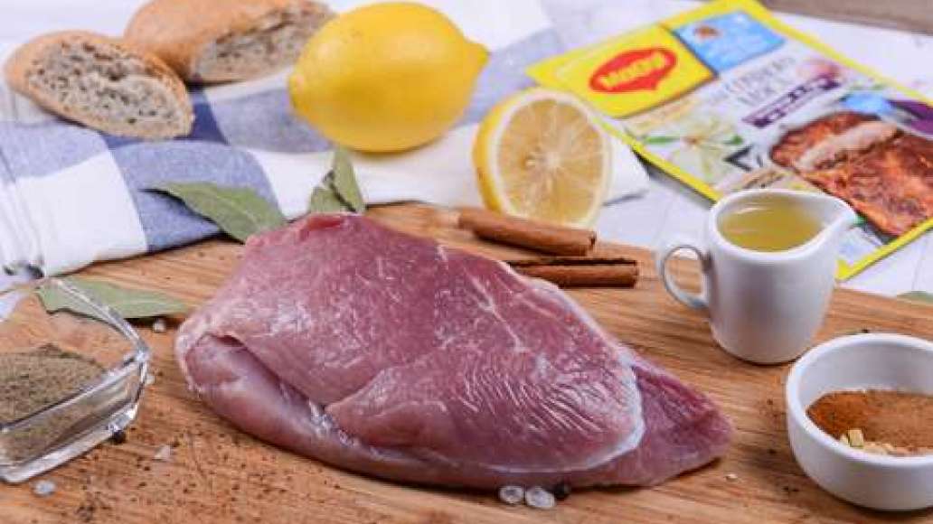 Подготовьте ингредиенты, промойте мясо. Подготовьте ингредиенты, промойте мясо.