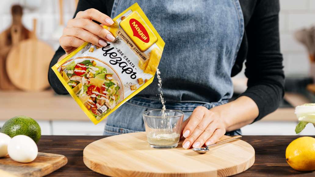 В небольшой ёмкости смешать MAGGI® для салата Цезарь с горячей водой, оставить на 3–5 минут. Затем добавить греческий йогурт и тщательно перемешать. В небольшой ёмкости смешать MAGGI® для салата Цезарь с горячей водой, оставить на 3–5 минут. Затем добавить греческий йогурт и тщательно перемешать.