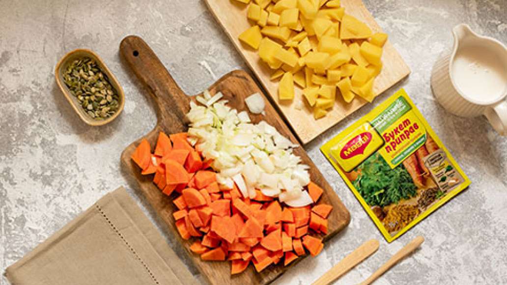 Нарезать картошку, морковку и лук кубиками. Нарезать картошку, морковку и лук кубиками.
