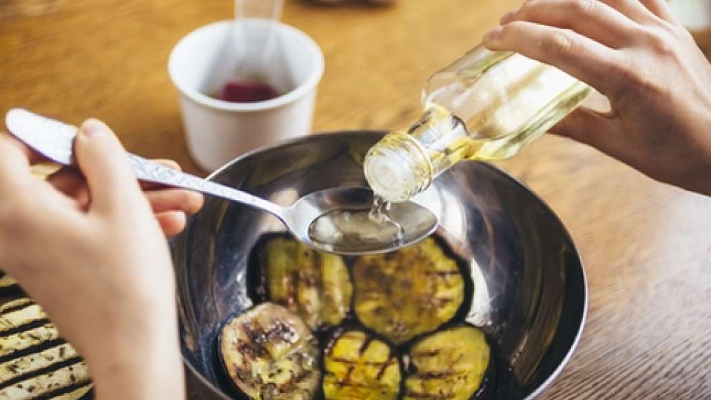 Выложить баклажаны слоями в миску, поливая каждый слой уксусом, оливковым маслом, добавляя пропущенный через пресс чеснок и листики мяты. Отправить ненадолго в холодильник.
При подаче выложить красиво на тарелку (по кругу или дорожками), украсить мятой Выложить баклажаны слоями в миску, поливая каждый слой уксусом, оливковым маслом, добавляя пропущенный через пресс чеснок и листики мяты. Отправить ненадолго в холодильник.
При подаче выложить красиво на тарелку (по кругу или дорожками), украсить мятой