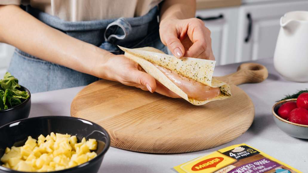 Куриное филе отбить до толщины 1,5-2 см. Развернуть листы MAGGI® НА ВТОРОЕ для нежного филе куриной грудки с чесноком и травами, выложить на половину площади листов филе. Накрыть мясо свободной второй половиной листов и прижать ладонью. Куриное филе отбить до толщины 1,5-2 см. Развернуть листы MAGGI® НА ВТОРОЕ для нежного филе куриной грудки с чесноком и травами, выложить на половину площади листов филе. Накрыть мясо свободной второй половиной листов и прижать ладонью.