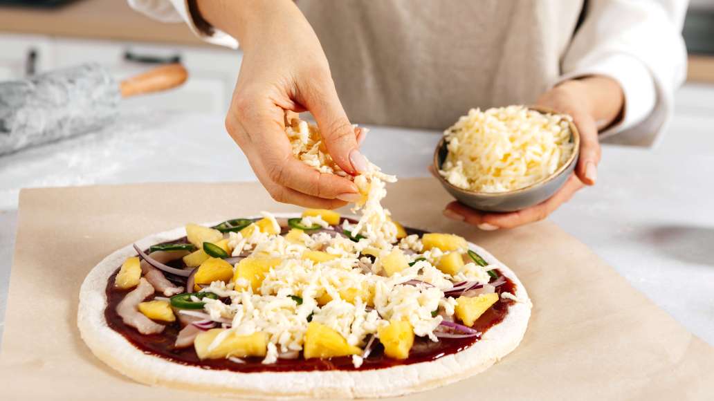 Распределить курицу, ананасы, лук, халапеньо и сыр. Распределить курицу, ананасы, лук, халапеньо и сыр.