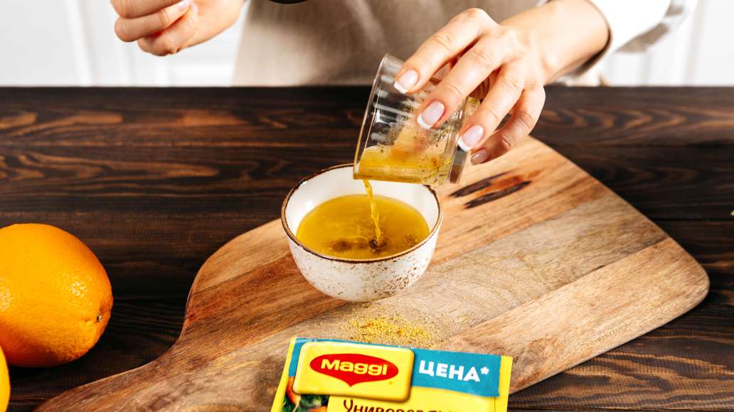 В небольшой емкости смешать MAGGI® Приправу универсальную с горячей водой. Добавить мед, горчицу, фреш, масло и тщательно перемешать.
В небольшой емкости смешать MAGGI® Приправу универсальную с горячей водой. Добавить мед, горчицу, фреш, масло и тщательно перемешать.