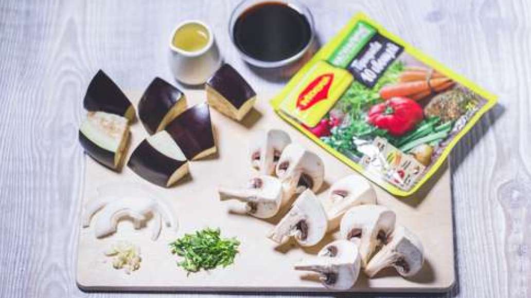 Грибы промыть. Баклажаны нарезать крупным кубиком. Чеснок измельчить. Лук нарезать полукольцами. Замариновать все грибы и овощи в смеси растительного масла и соевого соуса. Грибы промыть. Баклажаны нарезать крупным кубиком. Чеснок измельчить. Лук нарезать полукольцами. Замариновать все грибы и овощи в смеси растительного масла и соевого соуса.