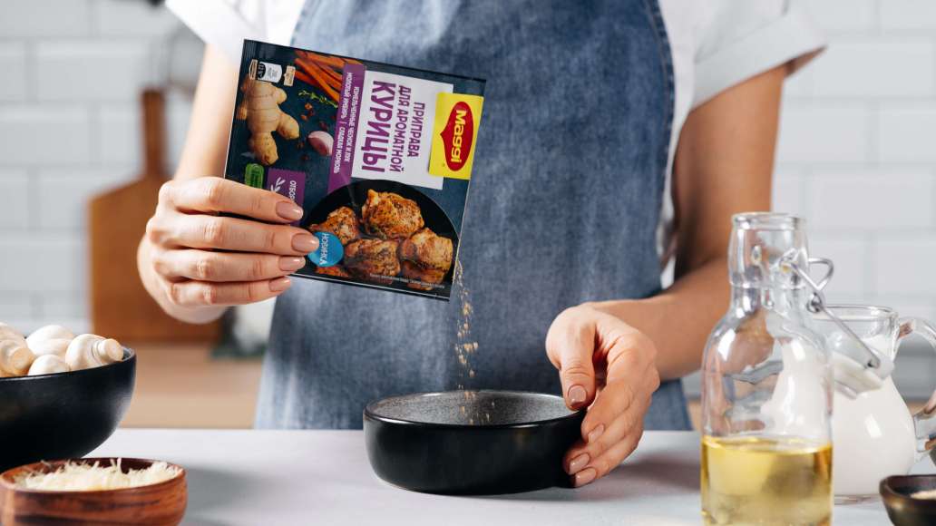 В отдельной небольшой ёмкости смешать MAGGI® Приправа для ароматной курицы и растительное масло.
