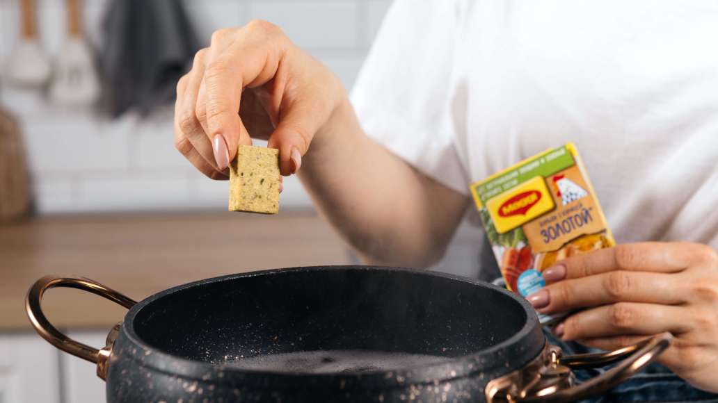 Добавить MAGGI® ЗОЛОТОЙ® Бульон с курицей и варить под крышкой до мягкости фасоли. Добавить MAGGI® ЗОЛОТОЙ® Бульон с курицей и варить под крышкой до мягкости фасоли.