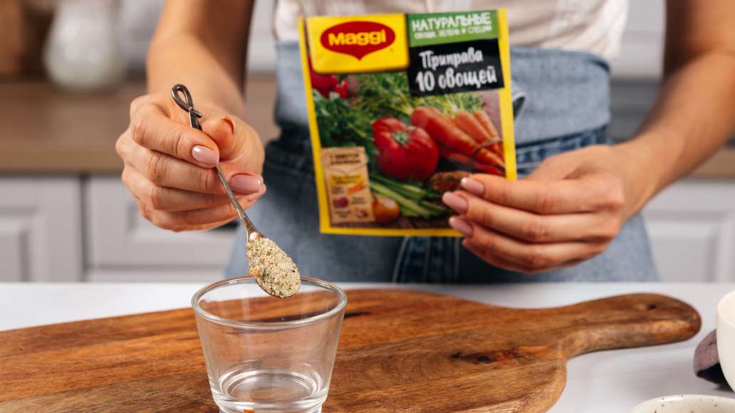 В отдельной небольшой емкости смешать горячую воду с MAGGI® Приправой 10 овощей, оставить на 3 минуты.