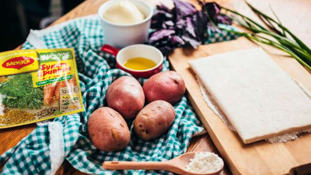 Подготовить ингредиенты для пирога с картофелем. Тесто разморозить.