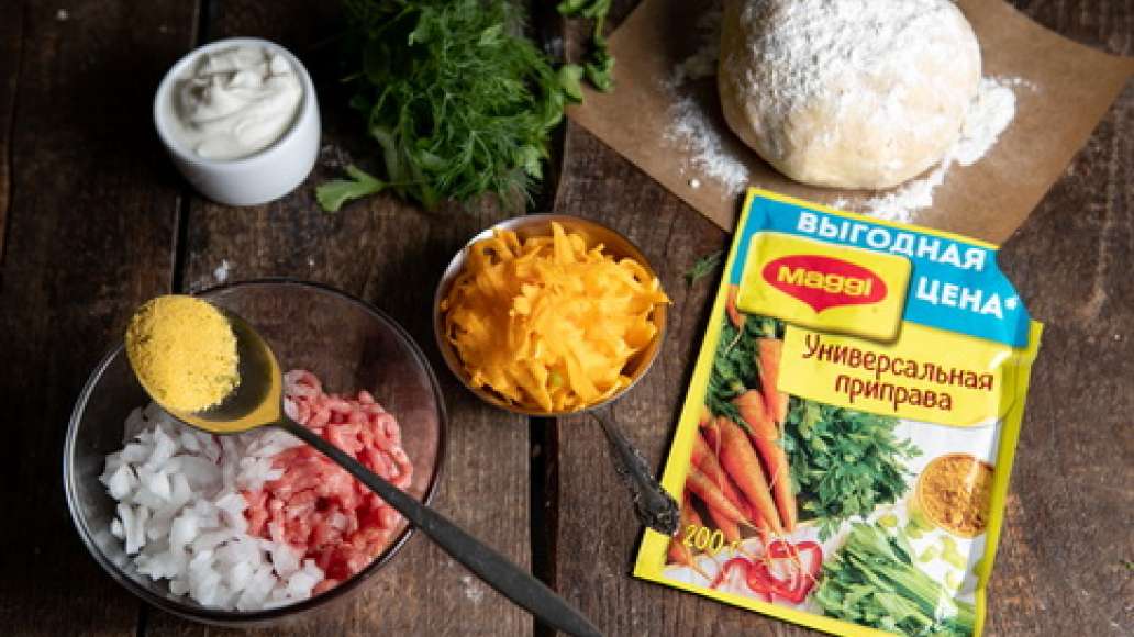 Вымесить  фарш с водой,  луком ,чесноком ,тертой тыквой и  MAGGI® Универсальная приправа. Достать тесто из холодильника, присыпать мукой стол или раскаточную доску.