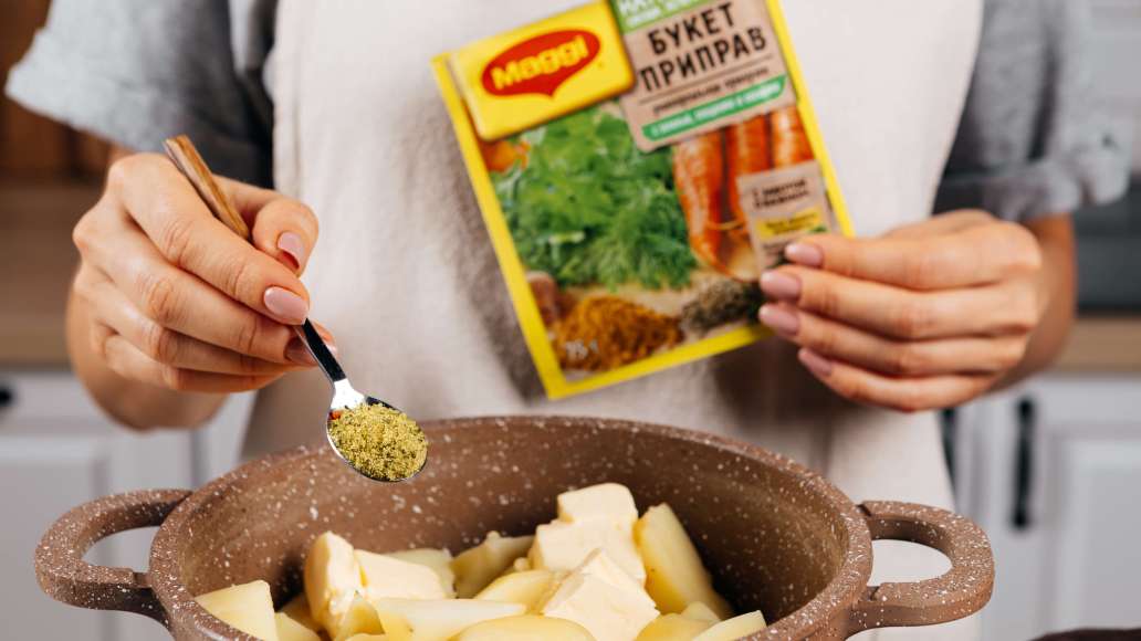 Вернуть картофель в кастрюлю и добавить сливочное масло, нарезанное небольшими кубиками, и MAGGI® Приправу универсальную Букет приправ. Вернуть картофель в кастрюлю и добавить сливочное масло, нарезанное небольшими кубиками, и MAGGI® Приправу универсальную Букет приправ.