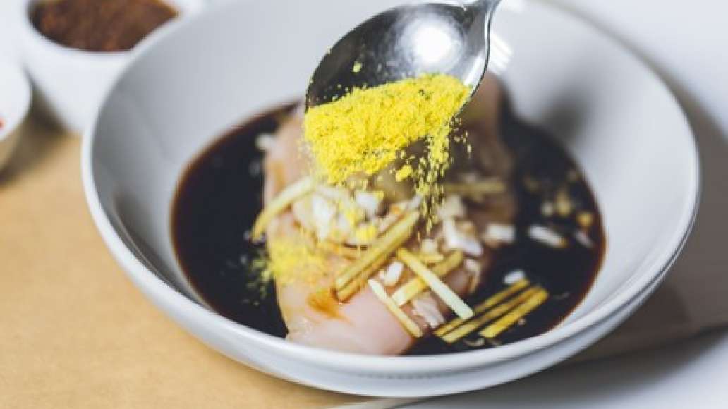 Смешать в емкости соевый соус, мед, специи MAGGI® Универсальная приправа. Добавить в маринад лук, имбирь, чеснок.
Уложить куриную грудку в маринад на 30-40 минут в холодильник. Смешать в емкости соевый соус, мед, специи MAGGI® Универсальная приправа. Добавить в маринад лук, имбирь, чеснок.
Уложить куриную грудку в маринад на 30-40 минут в холодильник.