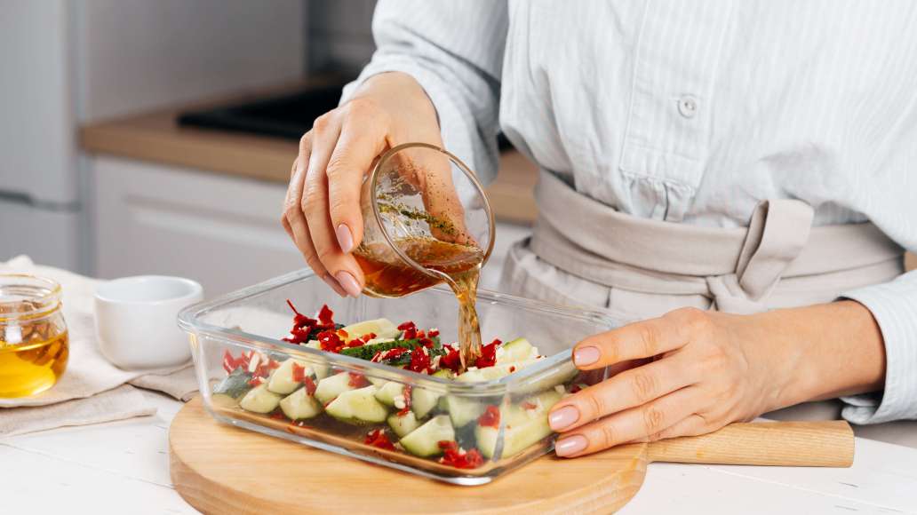 Добавить в маринад уксус и еще раз перемешать. Попробовать на вкус и при необходимости добавить большее количество уксуса и досолить. Равномерно полить огурцы маринадом. Добавить в маринад уксус и еще раз перемешать. Попробовать на вкус и при необходимости добавить большее количество уксуса и досолить. Равномерно полить огурцы маринадом.
