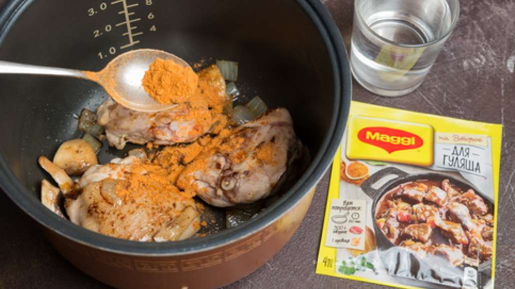 Добавить MAGGI® НА ВТОРОЕ для гуляша, воду, острый перец, нарезанный колечками, и помидоры в собственном соку. Тушить до готовности. Добавить MAGGI® НА ВТОРОЕ для гуляша, воду, острый перец, нарезанный колечками, и помидоры в собственном соку. Тушить до готовности.