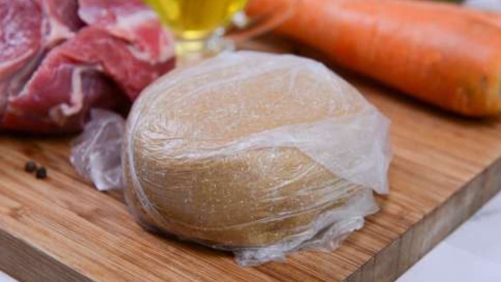 Смешайте часть воды и муку, посолите по вкусу и замесите тесто, накройте его пленкой и оставьте на 2 часа. Смешайте часть воды и муку, посолите по вкусу и замесите тесто, накройте его пленкой и оставьте на 2 часа.