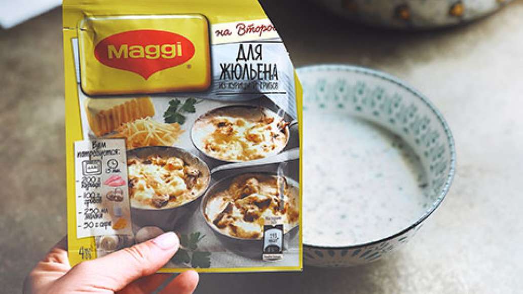 В молоке растворить пакетик приправы MAGGI® НА ВТОРОЕ для жюльена с курицей и грибами. Тщательно перемешать венчиком.
