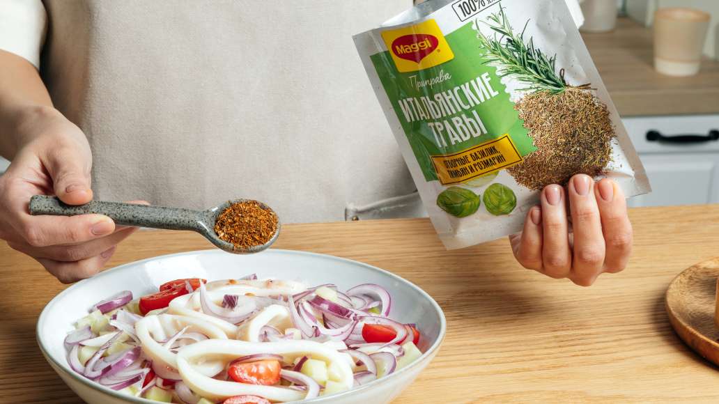 Добавить приправу MAGGI® Итальянские травы, заправить салат оливковым
маслом. Хорошо перемешать. Добавить приправу MAGGI® Итальянские травы, заправить салат оливковым
маслом. Хорошо перемешать.