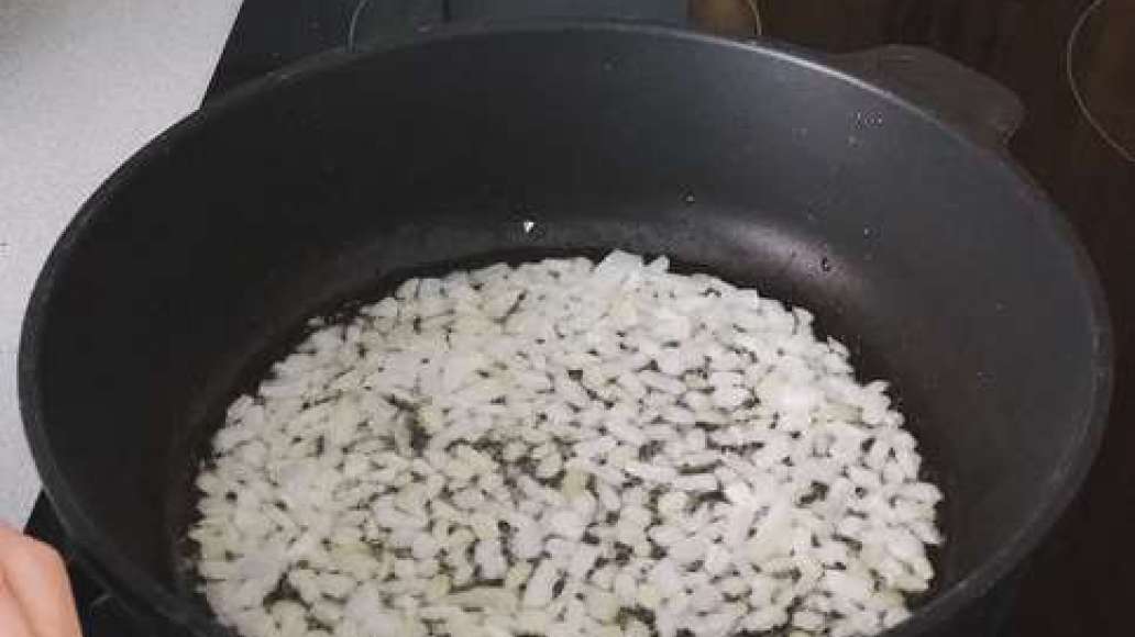 На оливковом масле обжарить немного лука.
