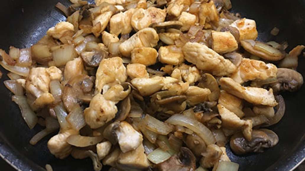В сковороду с грибами переложите обжаренное куриное филе, перемешайте, накройте крышкой и тушите 3-4 минуты. В сковороду с грибами переложите обжаренное куриное филе, перемешайте, накройте крышкой и тушите 3-4 минуты.