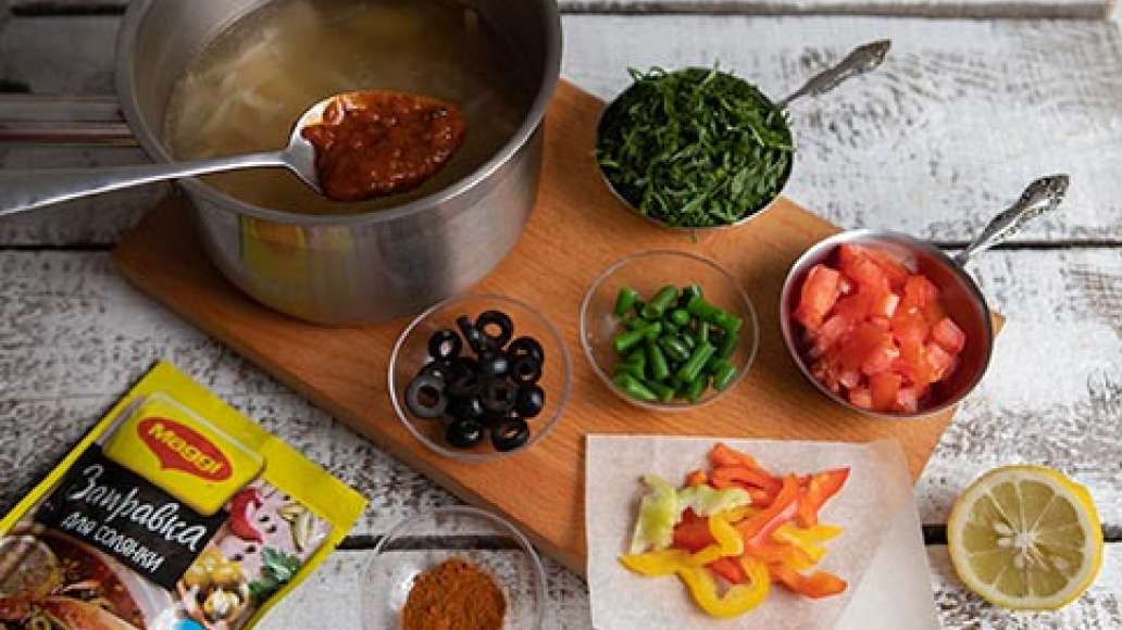 За пять минут до готовности добавить MAGGI® Заправка для солянки, нарезанную зелень, добавить копченую паприку, фасоль. Довести до полной готовности, проверить на соль и довести до нужного вкуса. За пять минут до готовности добавить MAGGI® Заправка для солянки, нарезанную зелень, добавить копченую паприку, фасоль. Довести до полной готовности, проверить на соль и довести до нужного вкуса.