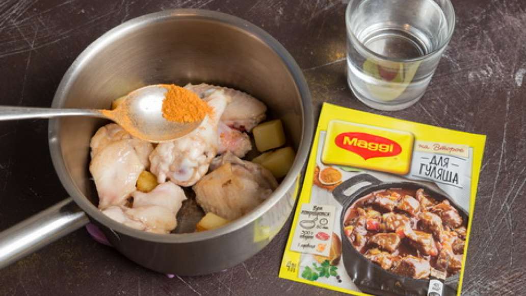 Добавить MAGGI® НА ВТОРОЕ для гуляша, воду, розовый перец, нарезанный колечками острый перец, лук, болгарский перец, помидоры в собственном соку. Тушить до готовности. Добавить MAGGI® НА ВТОРОЕ для гуляша, воду, розовый перец, нарезанный колечками острый перец, лук, болгарский перец, помидоры в собственном соку. Тушить до готовности.