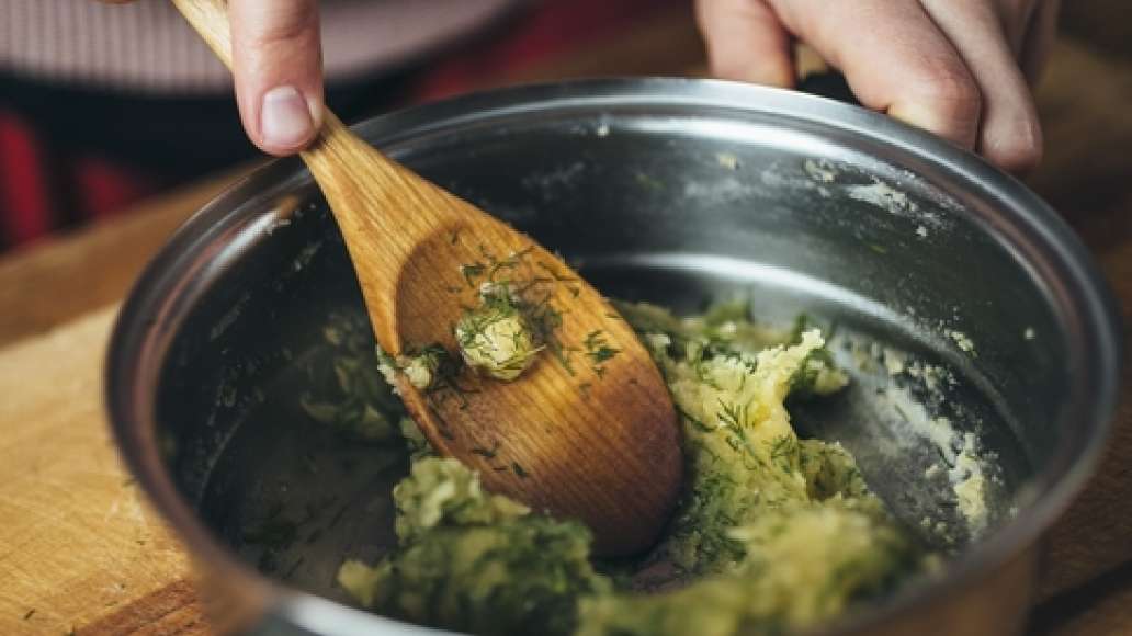 Добавить измельченный укроп, мешать до густоты. Масса должна «схватиться».
Шаг 5 - Куриный суп с заварными клецками