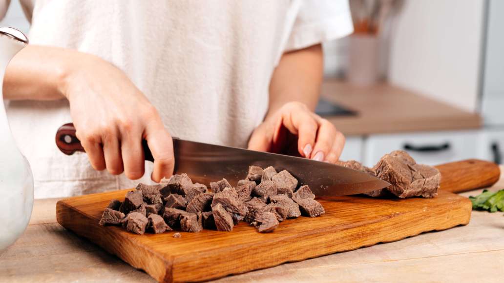 Остывшее мясо отделить от костей, разобрать или нарезать на небольшие кусочки и вернуть в бульон. Остывшее мясо отделить от костей, разобрать или нарезать на небольшие кусочки и вернуть в бульон.
