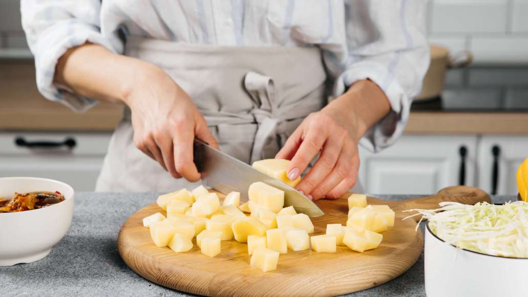 Картофелины среднего размера очистить, нарезать кубиками среднего размера и погрузить в кипящую воду. Варить до полуготовности и добавить капусту. Картофелины среднего размера очистить, нарезать кубиками среднего размера и погрузить в кипящую воду. Варить до полуготовности и добавить капусту.