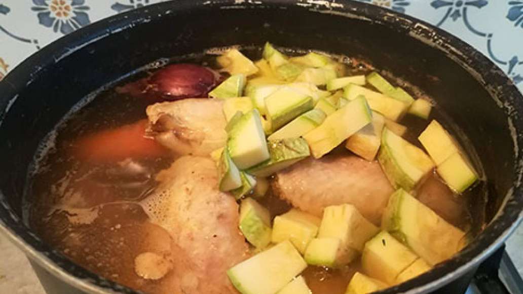 К бульону добавляем кабачок, нарезанный кубиком, варим.