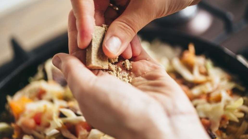 Чтобы тушеная капуста с мясом получилась еще вкуснее, советуем добавить бульонный кубик.
Кубик лучше предварительно раскрошить. Перемешать, накрыть крышкой и тушить на слабом огне около 20-30 минут, периодически помешивая. 
