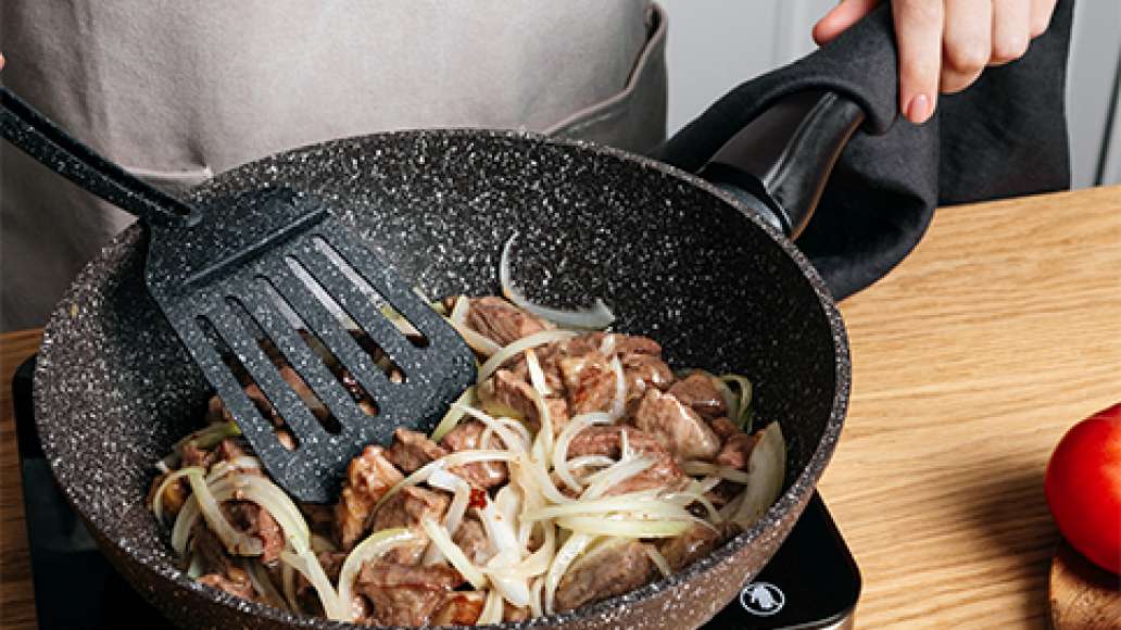 Когда мясо поджарится, добавить в сковороду нарезанный перьями или
полукольцами лук. Обжаривать мясо и лук около 10 минут.. Когда мясо поджарится, добавить в сковороду нарезанный перьями или
полукольцами лук. Обжаривать мясо и лук около 10 минут..