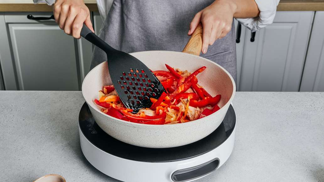 Овощи нарезать тонкой соломкой и добавить к курице. Потомить еще 5 минут. Овощи нарезать тонкой соломкой и добавить к курице. Потомить еще 5 минут.