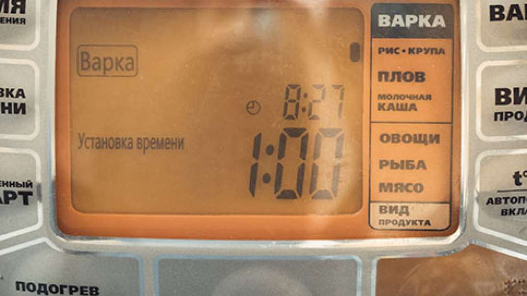 Установить режим "рис крупа" на 60 минут. Если ставите кашу на отложенный старт, установите таймер, следуя инструкции к вашей модели мультиварки.