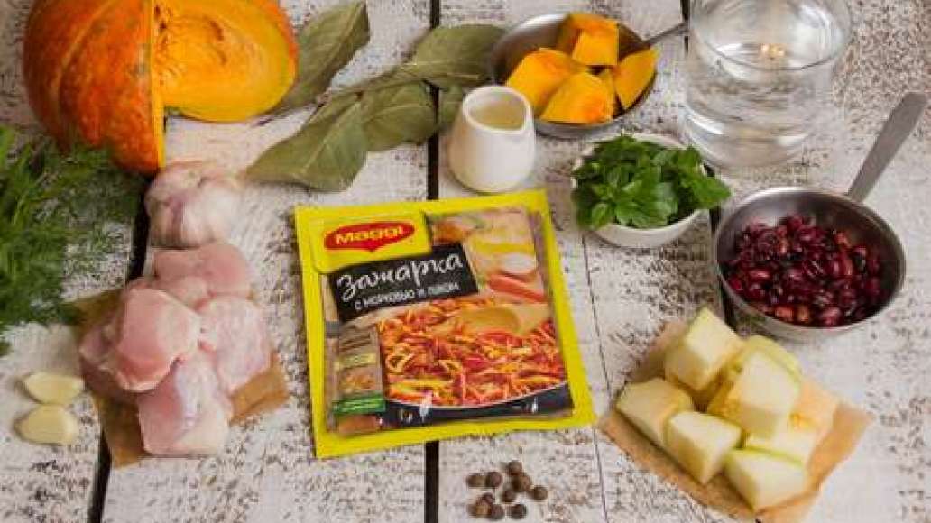 Сварить фасоль до мягкости. Тыкву и кабачок очистить и нарезать крупными кубиками. Мясо нарезать кубиками. Чеснок пропустить через пресс. Укроп, зеленый лук и базилик мелко нарезать. Сварить фасоль до мягкости. Тыкву и кабачок очистить и нарезать крупными кубиками. Мясо нарезать кубиками. Чеснок пропустить через пресс. Укроп, зеленый лук и базилик мелко нарезать.