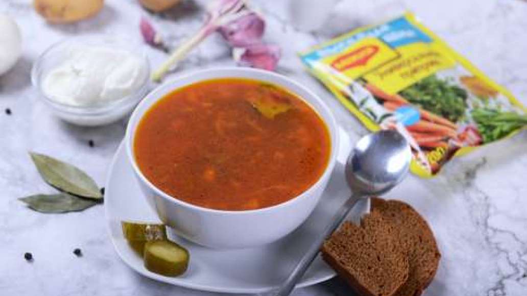 Разлейте суп по тарелкам, в каждую добавьте мясо. Подавайте с чёрным хлебом и сметаной.