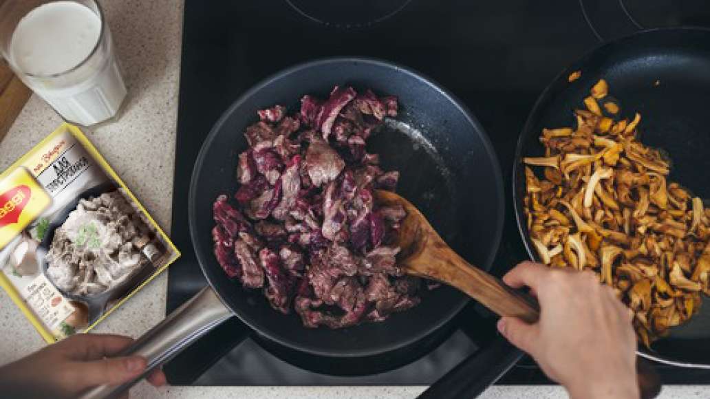 Нарезать мясо тонкими полосками.
Обжарить в разогретом растительном масле в течение 5 минут.
