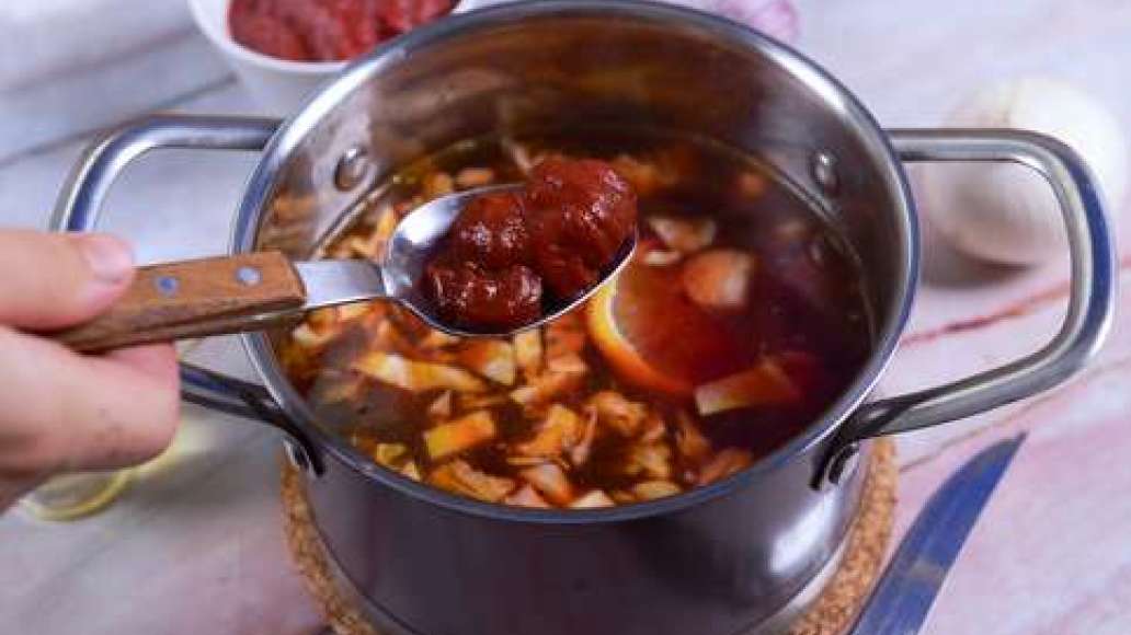 Очистите картофель, нарежьте кубиками. Нашинкуйте капусту. Когда мясо приготовится, достаньте его из бульона. Поместите в кастрюлю с бульоном зажарку со свеклой и капусту. Добавьте базилик, лавровый лист и перец. Варите 15 минут, затем добавьте картофель. Очистите картофель, нарежьте кубиками. Нашинкуйте капусту. Когда мясо приготовится, достаньте его из бульона. Поместите в кастрюлю с бульоном зажарку со свеклой и капусту. Добавьте базилик, лавровый лист и перец. Варите 15 минут, затем добавьте картофель.