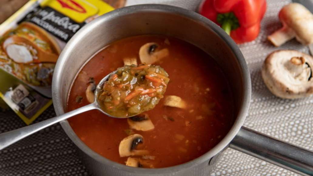 За пять минут до готовности добавить специи MAGGI® Букет приправ, томатную пасту, нарезанные помидоры, перец. Проверить на соль. 
