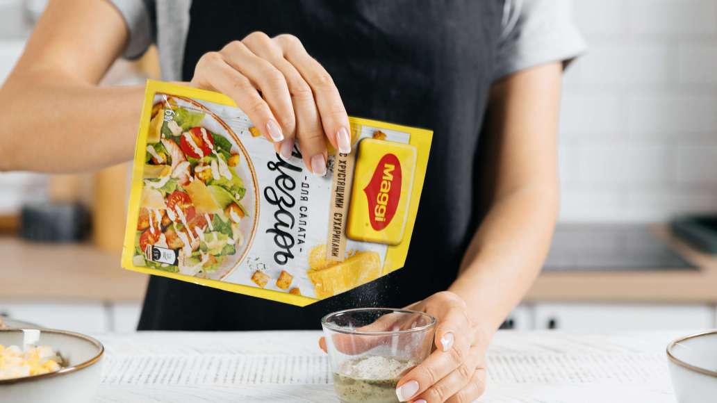 В небольшой ёмкости смешать MAGGI® для салата Цезарь с горячей водой, оставить на 3–5 минут. Затем добавить йогурт и тщательно перемешать.
В небольшой ёмкости смешать MAGGI® для салата Цезарь с горячей водой, оставить на 3–5 минут. Затем добавить йогурт и тщательно перемешать.