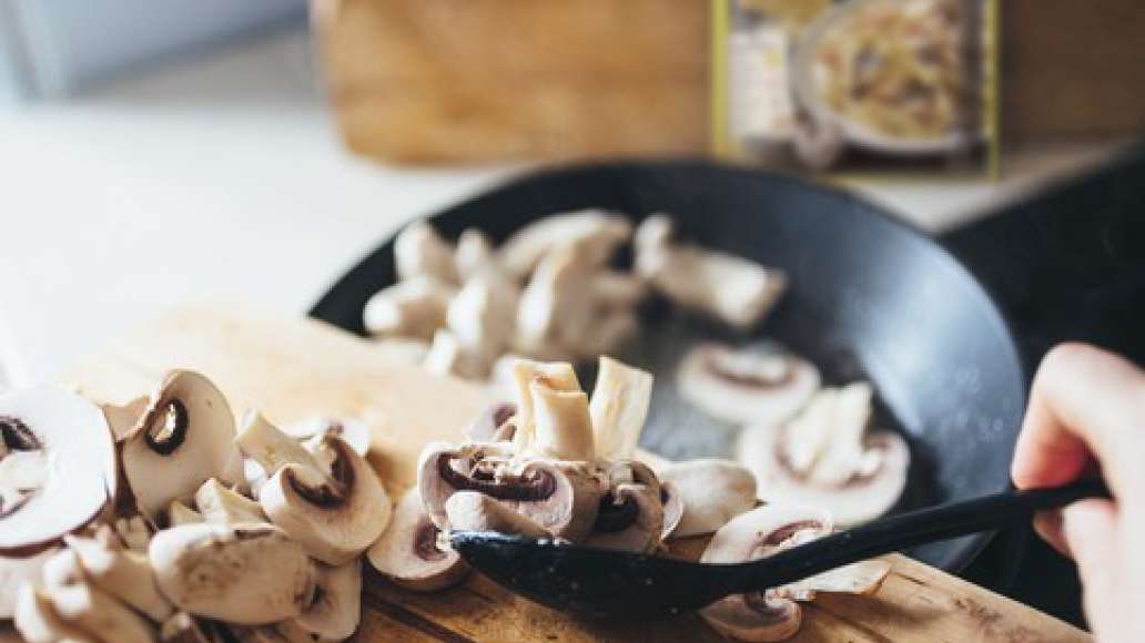 Нарезать куриное филе соломкой и обжарить на сковородке с растительным маслом в течение 3-5 минут.
Добавить предварительно нарезанные грибы, обжаривать еще 2-3 минут.
