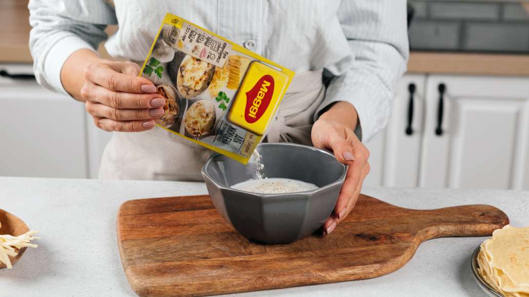 MAGGI® НА ВТОРОЕ для жюльена из курицы и грибов смешать с молоком. MAGGI® НА ВТОРОЕ для жюльена из курицы и грибов смешать с молоком.