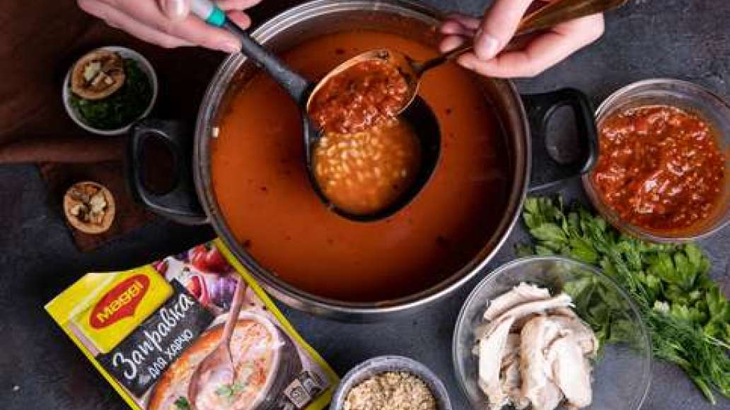 Измельчить орехи. Довести бульон до кипения, добавить MAGGI® Заправка для харчо, перловку, курицу и орехи и готовить ещё 5–7 минут.